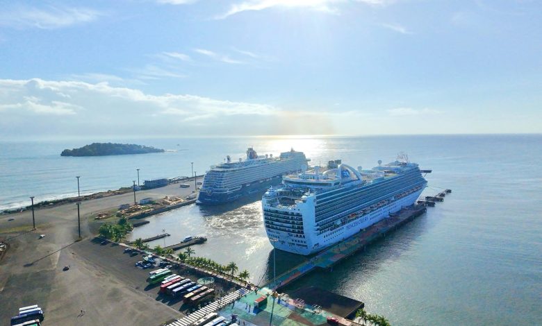 8005 Los visitantes llegan a Puerto Limón