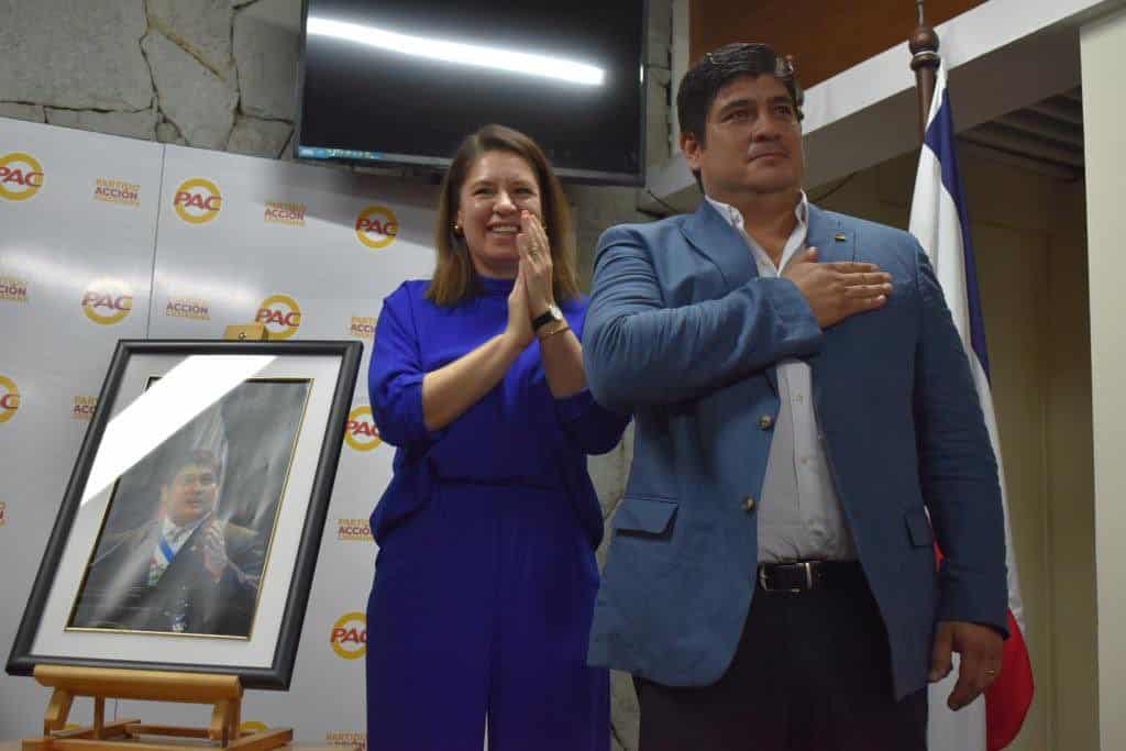 Claudia duplica a Carlos Alvarado