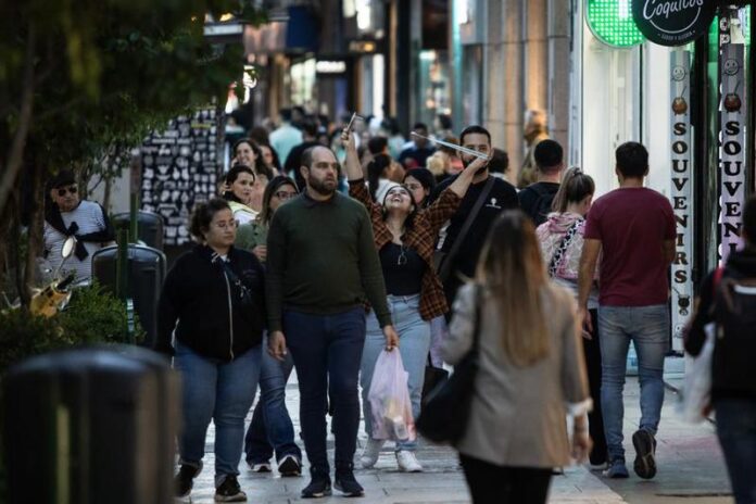 Personas caminando por la peatonal Florida, en la ciudad de Buenos Aires, capital de Argentina. (Xinhua-Martín Zabala)