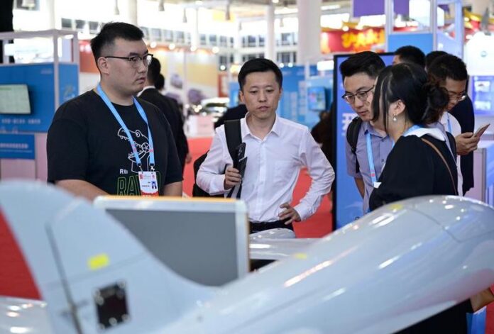 Los participantes conocen sobre vehículos aéreos no tripulados en la 25ª Feria Internacional para la Inversión y el Comercio de China. Xinhua